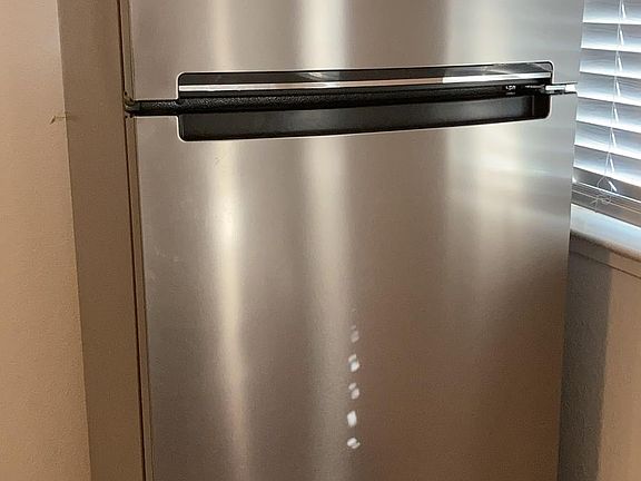 Whirlpool 18CuFt Refrigerator in Fingerprint Resistant Meticallic Steel