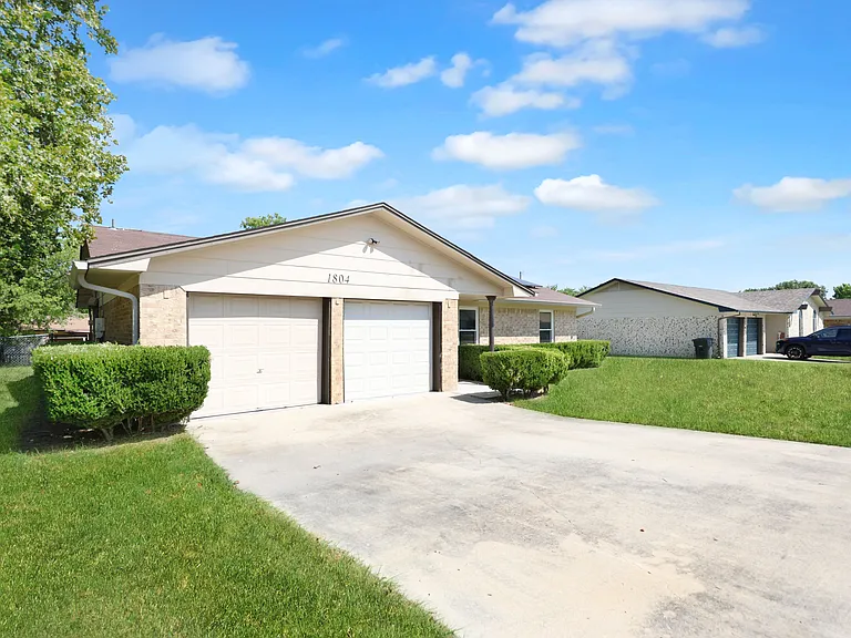 1804 Ruiz Dr — Photo 2