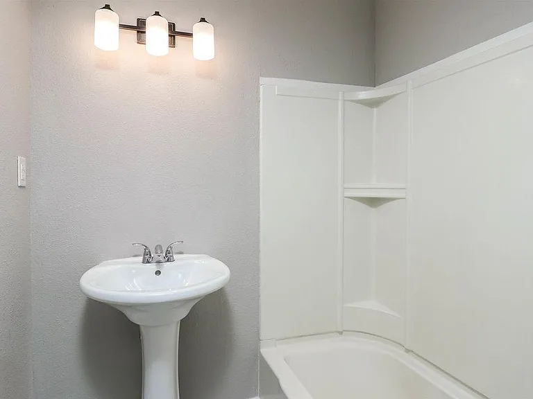 904 Skyview Dr — Photo 10