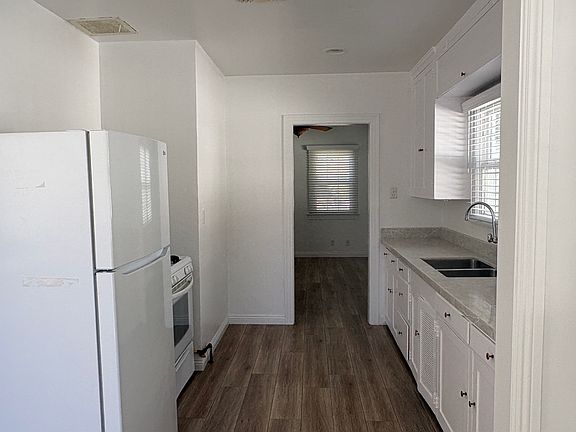 3rd image of 810 Campus Ave #1