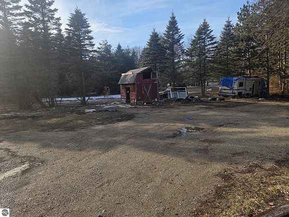 5th image of 634 Forteen Mile Rd