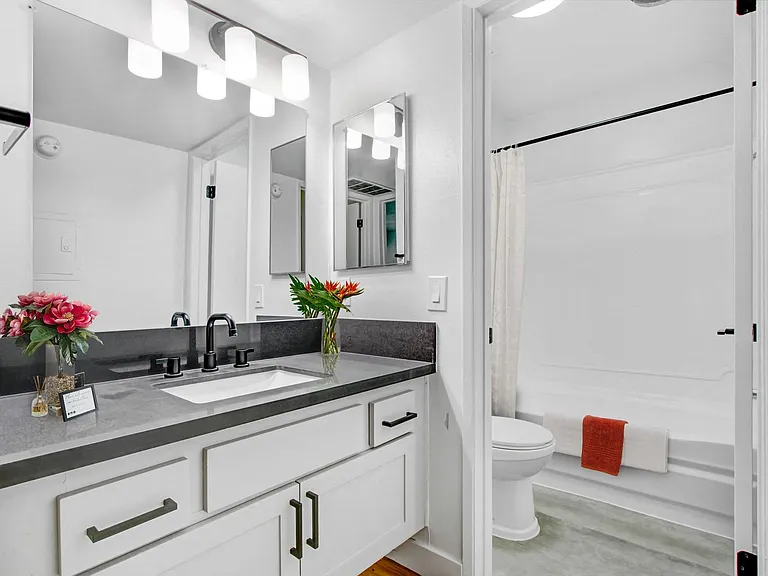 520 Kelton — Photo 16