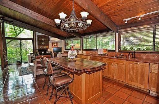 Spectacular kitchen awaits you.