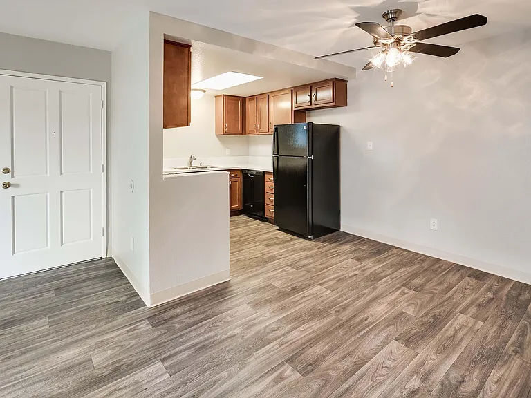Camden Park Apartments — Photo 8