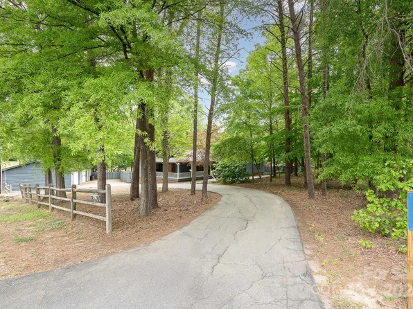 8850 Hills Dell Dr, Concord, NC 28027