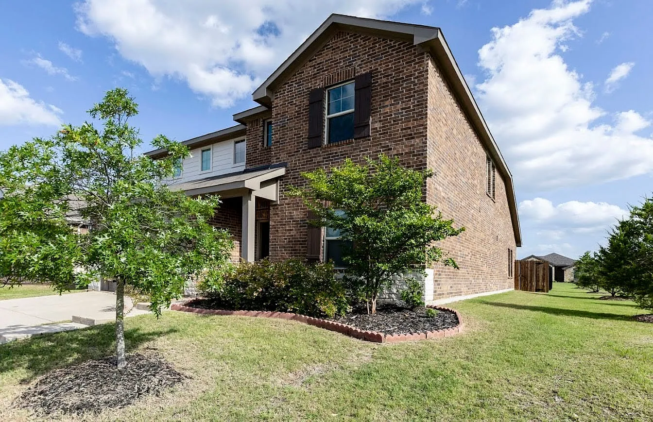 5 bed, 3.0 bath, 3047 sqft, $2,700 — Photo 2