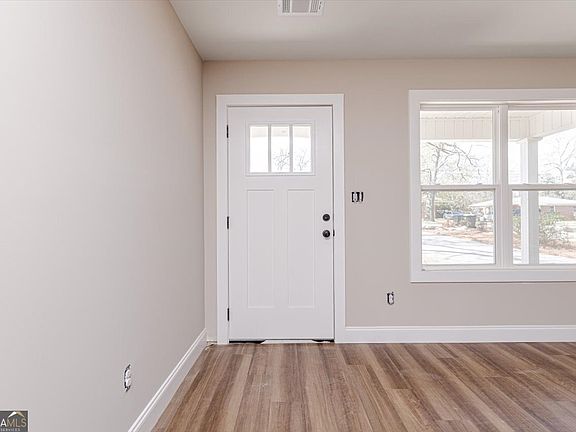 4th image of 110 Lee St