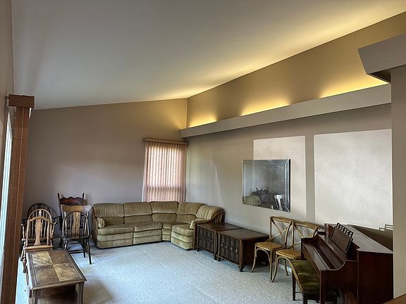 3rd image of 160 W 3rd St