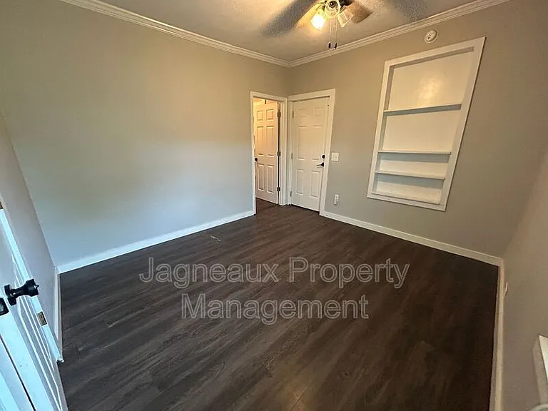 1811 N Cutting Ave — Photo 5