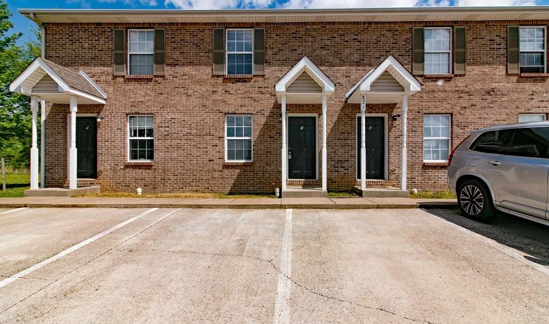 2 bed, 1.5 bath, 1000 sqft, $900 — Photo 1