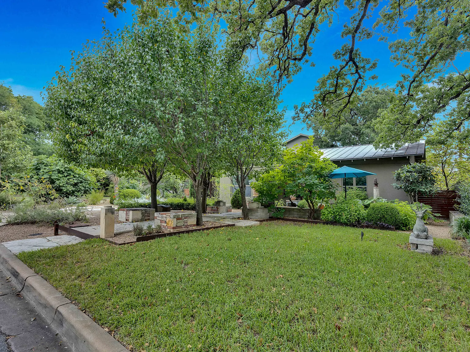 3 bed, 1032 sqft, $2,650 — Photo 2