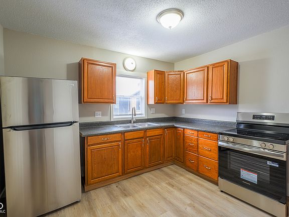 4th image of 406 W 6th St