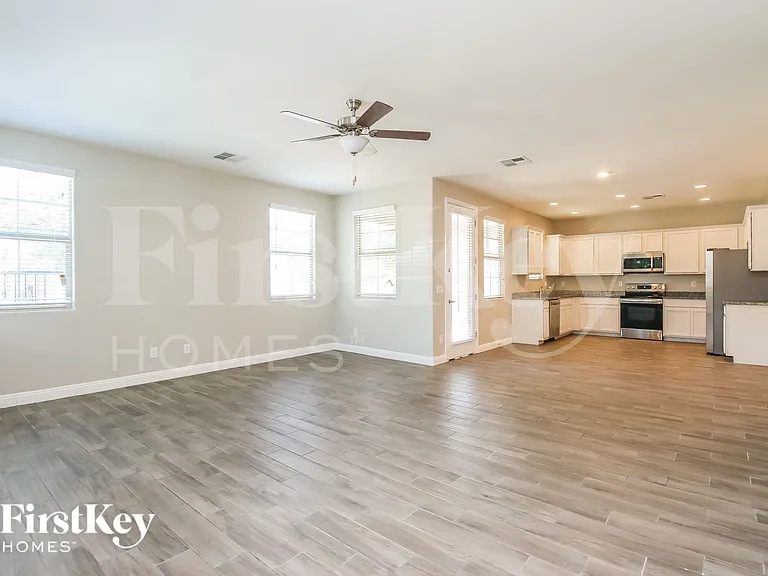 305 N Sunrise — Photo 3