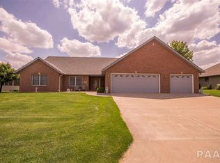 1924 Susan Hope Dr, Pekin, IL 61554