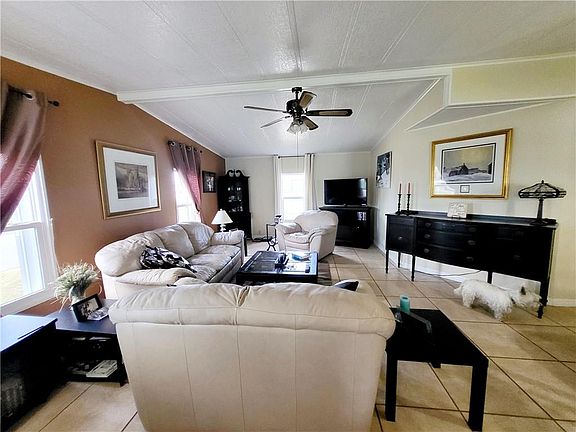 4th image of 609 Papaya Cir