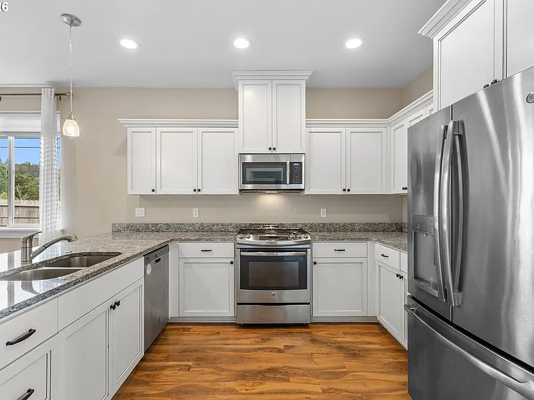 110 Flangas Ave — Photo 6
