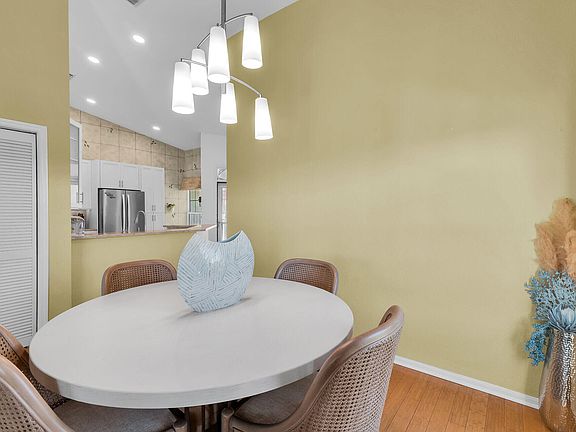 5th image of 162 Newport Dr APT 1207