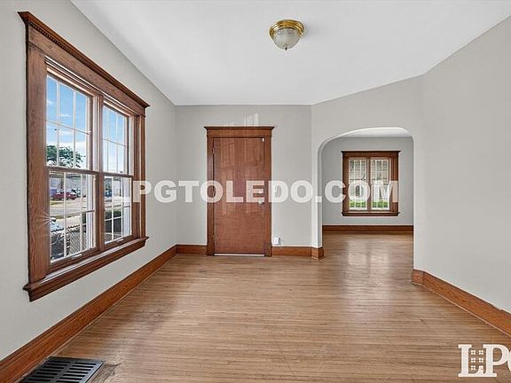 5th image of 3318 Stickney Ave