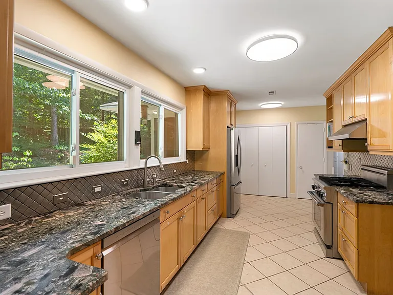 211 Celeste Cir — Photo 16