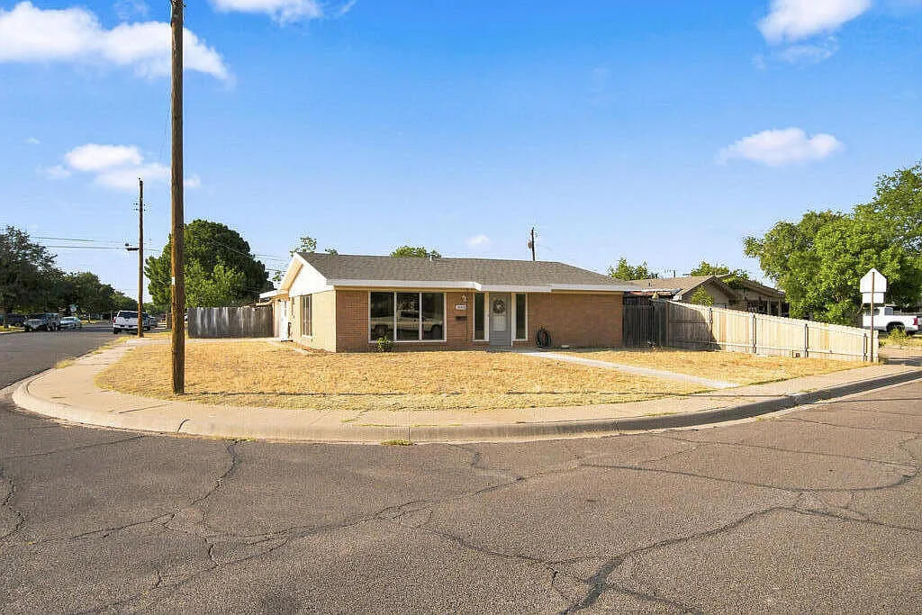 3 bed, 2.0 bath, 1704 sqft, $2,500 — Photo 2