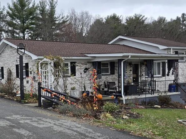 105 Stoney Ave, Crab Orchard, WV 25827