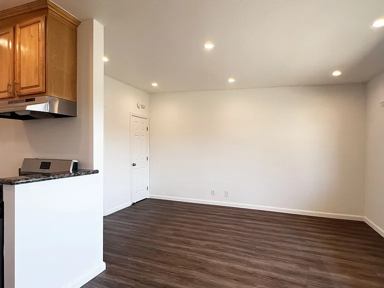 1713 W Malvern Ave #D — Photo 6