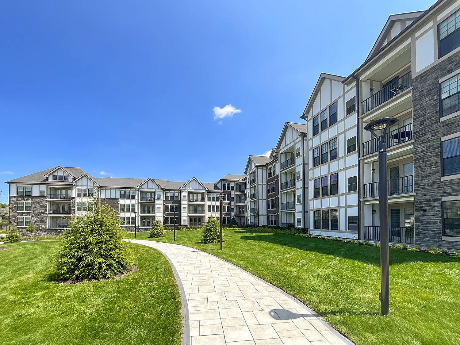 Legacy Rochester Hills Apartments — Photo 4