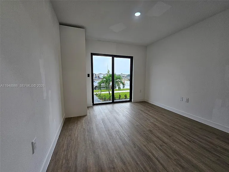 215 NW 13th Pl — Photo 2