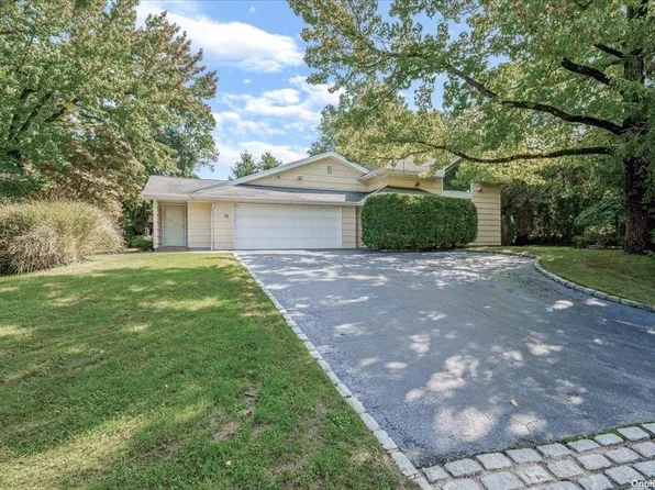 15 Fieldstone Lane, North Hempstead, NY 11020