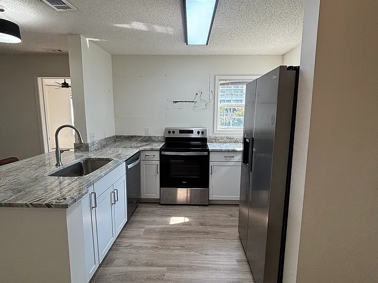 182 University Village Dr #E — Photo 2