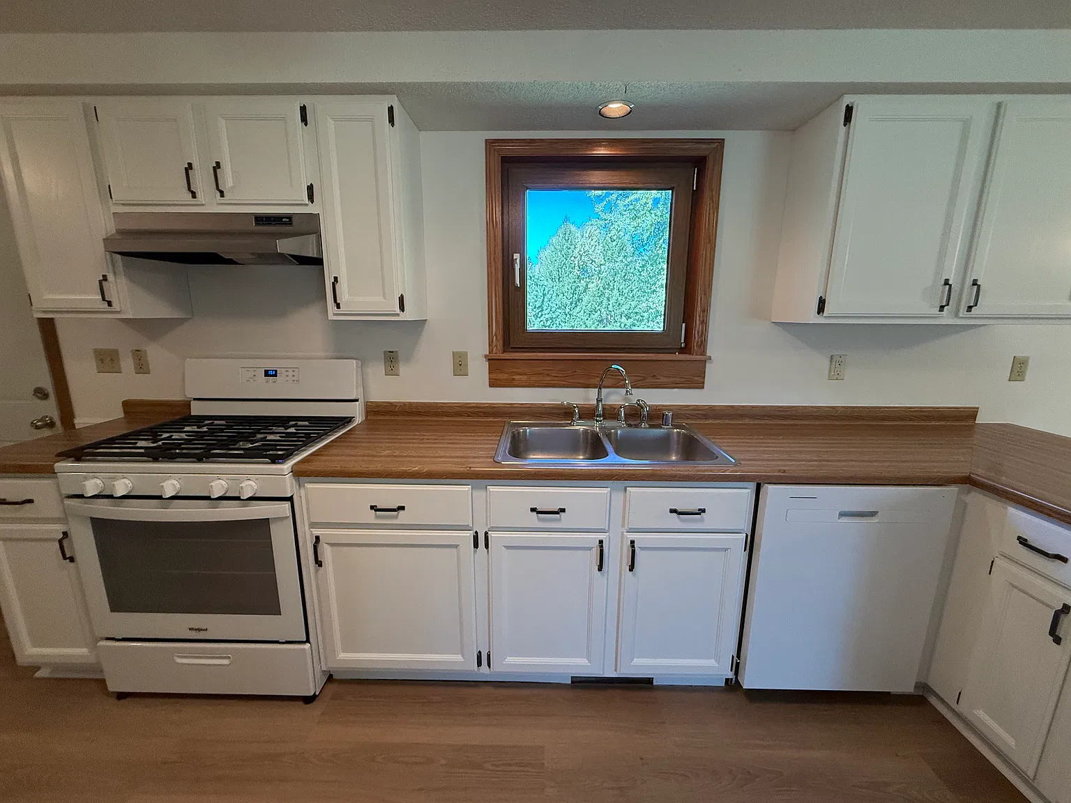 3 bed, 1400 sqft, $2,700 — Photo 3