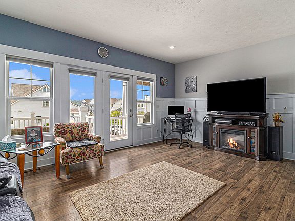 4th image of 932 S Lake St #5