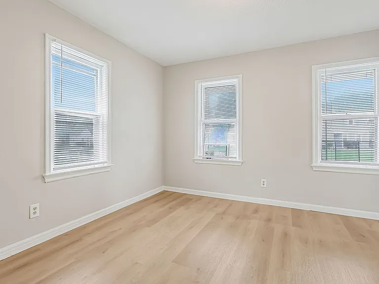 1590 Vendome Dr S — Photo 11