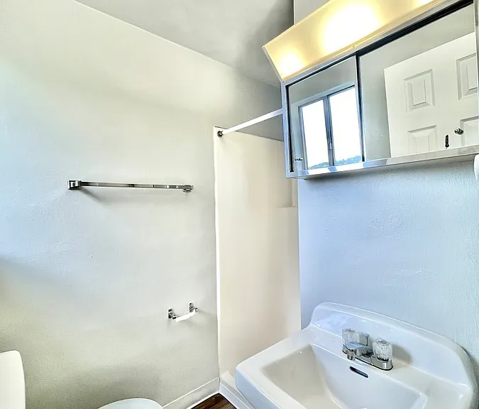 W Walnut St — Photo 14