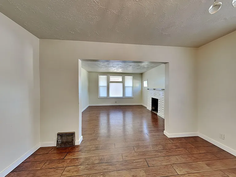 914 E Indiana Ave — Photo 7