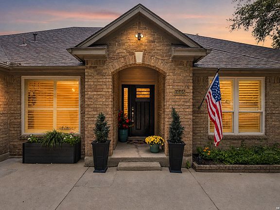 2nd image of 1605 Canyon Oak