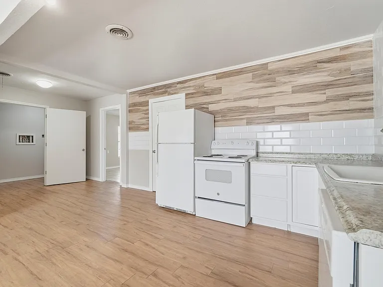 2034 Collins Ave — Photo 13