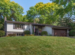 10000 Buckingham Dr, Eden Prairie, MN 55347
