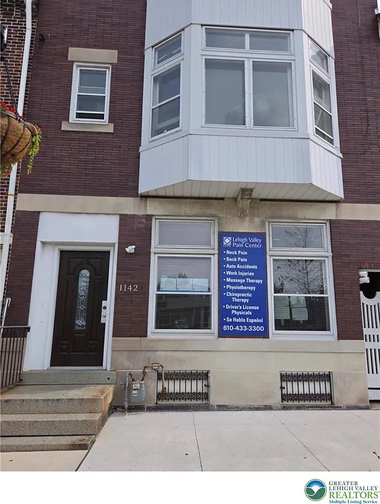 1 bed, 1.0 bath, 782 sqft, $1,350 — Photo 2