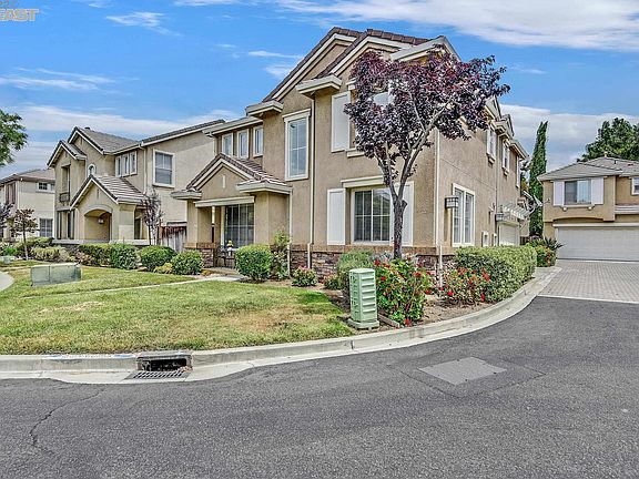 2nd image of 1932 Wayne Cir
