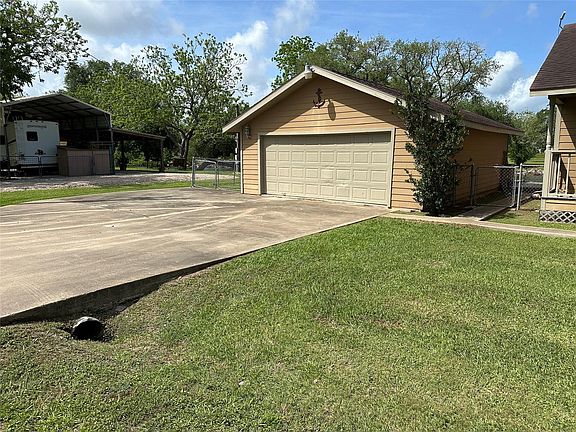 5th image of 242 Sir Lancelot Dr N