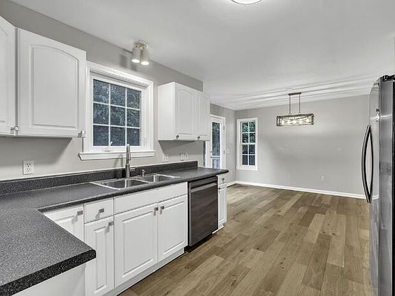 4th image of 302 Kaplan Ct