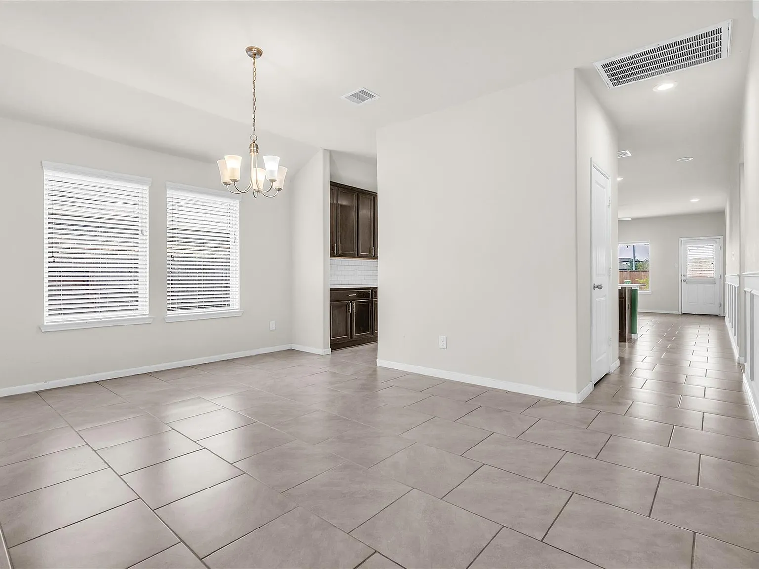 4 bed, 2.0 bath, 2024 sqft, $2,400 — Photo 2