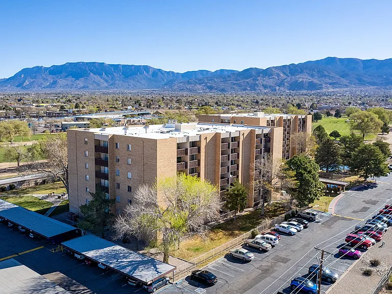 Los Altos Towers — Photo 44