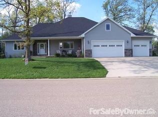 710 Sunset Dr, Waupaca, WI 54981