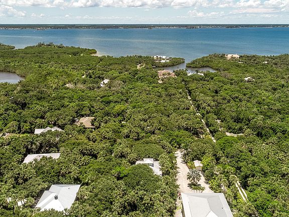 5th image of 126 Paradise Point Dr