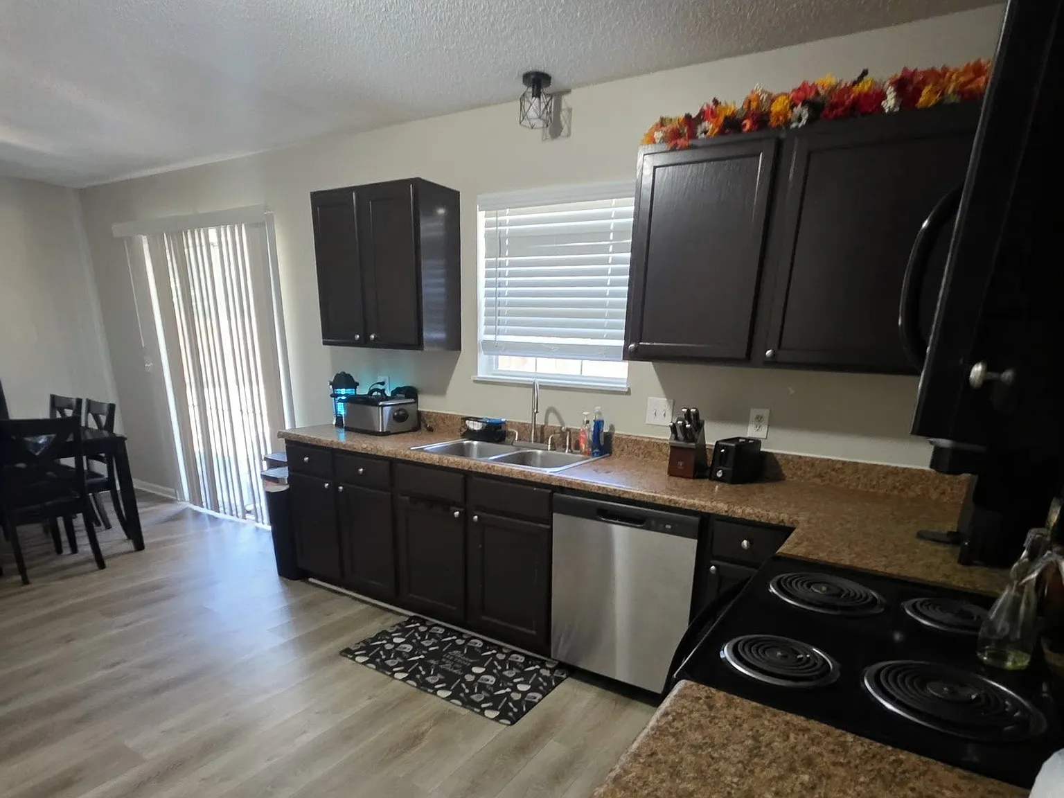 6 bed, 2.5 bath, 2230 sqft, $2,495 — Photo 4