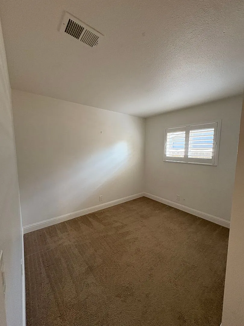 4 Bedroom 2 bath — Photo 4