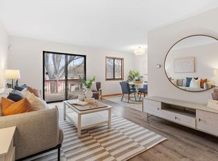 3242 Hill Ridge Dr, Eagan, MN 55121