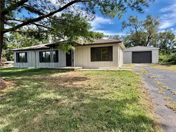 1611 SE Willow Rd, Lees Summit, MO 64081